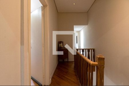 corredor e hall íntimo de casa à venda com 4 quartos, 200m² em Vila Mariana, São Paulo