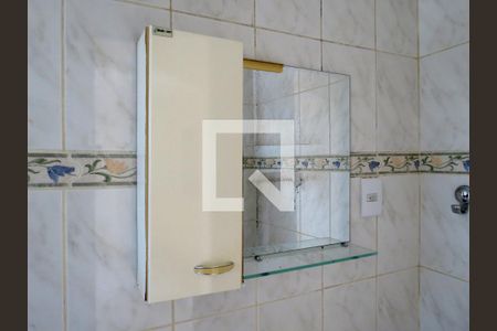 Banheiro Quarto 1 - Espelho de casa para alugar com 2 quartos, 156m² em Jardim Mariliza, São Paulo