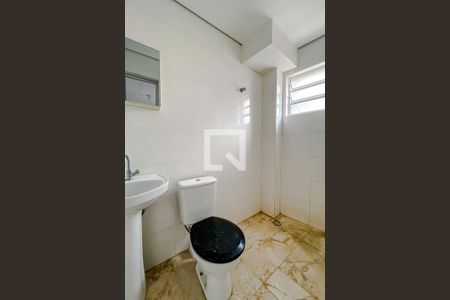 Banheiro de kitnet/studio para alugar com 1 quarto, 32m² em Quarta Parada, São Paulo