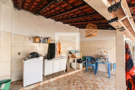 Casa para alugar com 320m², 2 quartos e 1 vaga Casa para alugar com 320m², 2 quartos e 1 vagaÁrea de Serviço