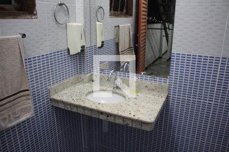 Casa à venda com 585m², 5 quartos e 4 vagasBanheiro 2