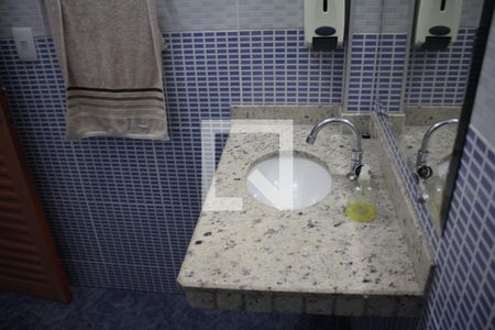 Casa à venda com 585m², 5 quartos e 4 vagasBanheiro 2