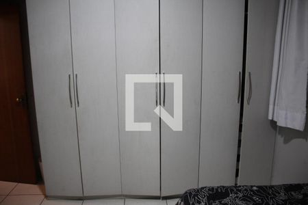 Casa à venda com 585m², 5 quartos e 4 vagasQuarto 2