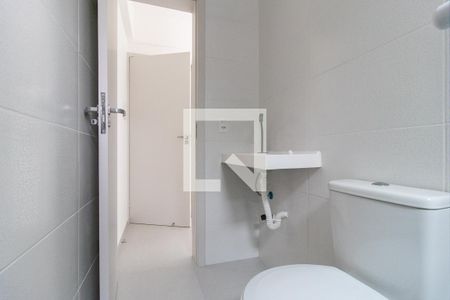 Banheiro Social de kitnet/studio para alugar com 1 quarto, 19m² em Tingui, Curitiba