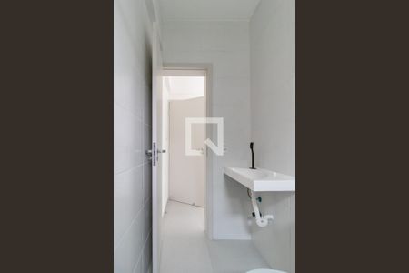 Banheiro Social de kitnet/studio para alugar com 1 quarto, 19m² em Tingui, Curitiba