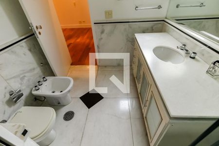 Apartamento à venda com 390m², 6 quartos e 4 vagasBanheiro da Suíte 2