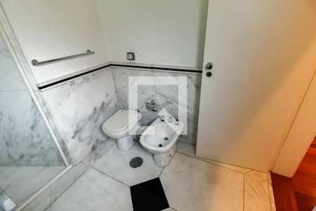 Apartamento à venda com 390m², 6 quartos e 4 vagasBanheiro da Suíte 2