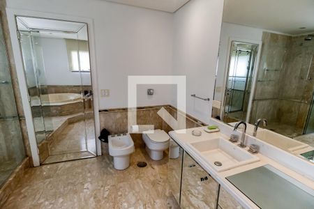 Apartamento à venda com 390m², 6 quartos e 4 vagasBanheiro da Suíte 4