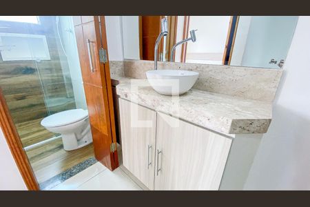 Casa para alugar com 74m², 2 quartos e 2 vagasBanheiro