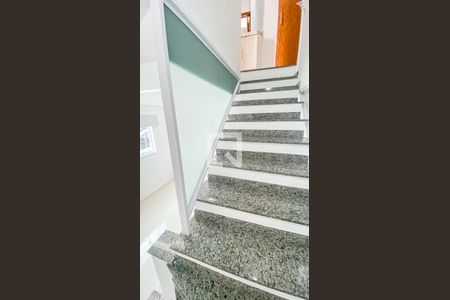 Casa para alugar com 74m², 2 quartos e 2 vagasEscada