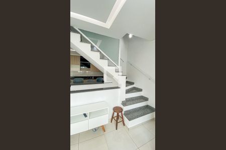 Casa para alugar com 74m², 2 quartos e 2 vagasEscada