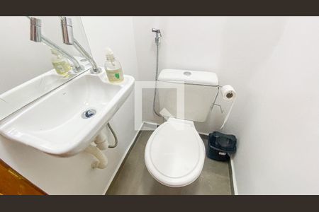 Casa para alugar com 74m², 2 quartos e 2 vagasGaragem - Banheiro