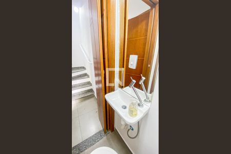 Casa para alugar com 74m², 2 quartos e 2 vagasGaragem - Banheiro