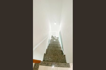 Casa para alugar com 74m², 2 quartos e 2 vagasEscada