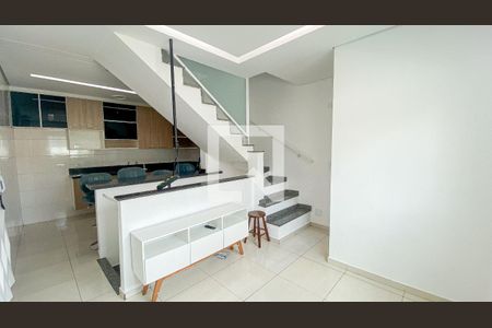 Sala de casa para alugar com 2 quartos, 74m² em Vila Alice, Santo André