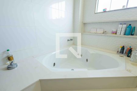 Casa de condomínio à venda com 450m², 5 quartos e 4 vagasBanheiro da Suíte 2