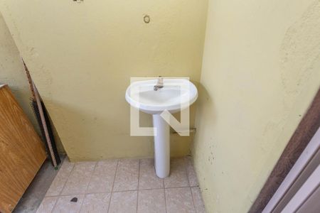 Casa para alugar com 114m², 2 quartos e 2 vagas Casa para alugar com 114m², 2 quartos e 2 vagasBanheiro da edícula - pia