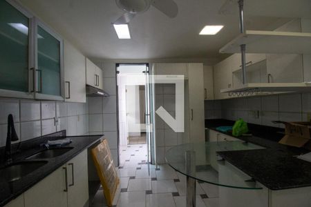 Apartamento à venda com 250m², 3 quartos e 2 vagasCozinha e Área de Serviço
