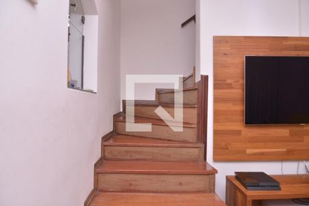Escada de casa à venda com 3 quartos, 176m² em Vila Pires, Santo André