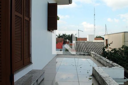 Casa à venda com 256m², 4 quartos e 3 vagas Casa à venda com 256m², 4 quartos e 3 vagasTerraço