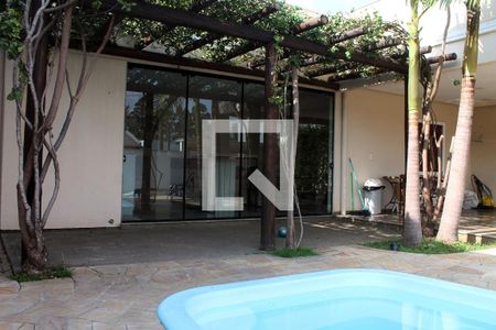 Casa à venda com 256m², 4 quartos e 3 vagas Casa à venda com 256m², 4 quartos e 3 vagasPiscina