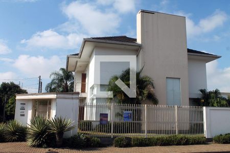 Casa à venda com 256m², 4 quartos e 3 vagas Casa à venda com 256m², 4 quartos e 3 vagasFachada