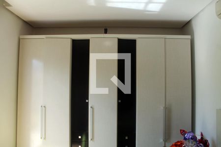 Casa à venda com 256m², 4 quartos e 3 vagas Casa à venda com 256m², 4 quartos e 3 vagasQuarto 3