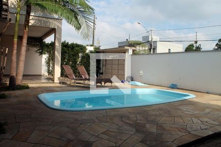 Casa à venda com 256m², 4 quartos e 3 vagas Casa à venda com 256m², 4 quartos e 3 vagasPiscina