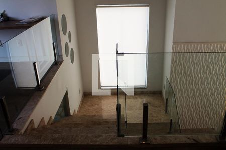 Casa à venda com 256m², 4 quartos e 3 vagas Casa à venda com 256m², 4 quartos e 3 vagasEscada