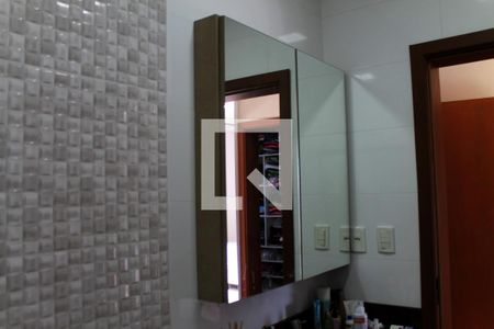 Casa à venda com 256m², 4 quartos e 3 vagas Casa à venda com 256m², 4 quartos e 3 vagasBanheiro 2