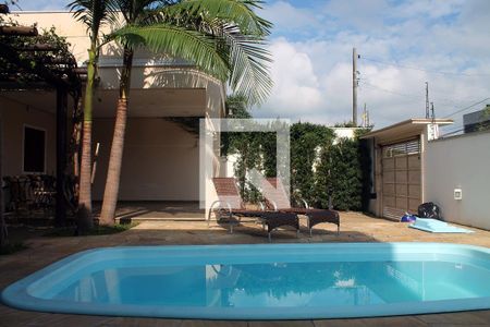 Casa à venda com 256m², 4 quartos e 3 vagas Casa à venda com 256m², 4 quartos e 3 vagasPiscina