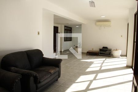 Casa de condomínio à venda com 594m², 4 quartos e 4 vagasSala