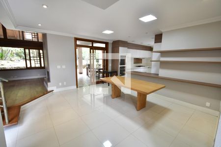 Casa de condomínio para alugar com 330m², 4 quartos e 6 vagasSala 1