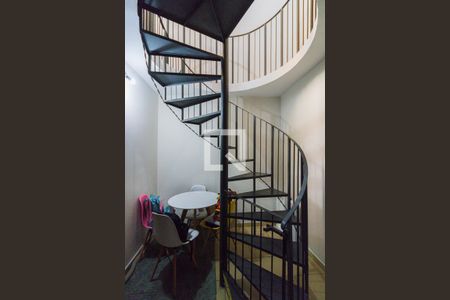 Casa de condomínio para alugar com 330m², 5 quartos e 3 vagas Casa de condomínio para alugar com 330m², 5 quartos e 3 vagasEscada