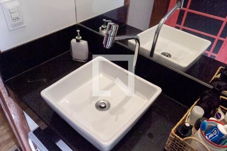 Casa à venda com 274m², 2 quartos e 8 vagasBanheiro social 