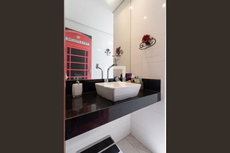 Casa à venda com 274m², 2 quartos e 8 vagasBanheiro social 