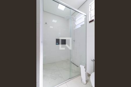 Casa à venda com 274m², 2 quartos e 8 vagasBanheiro social 