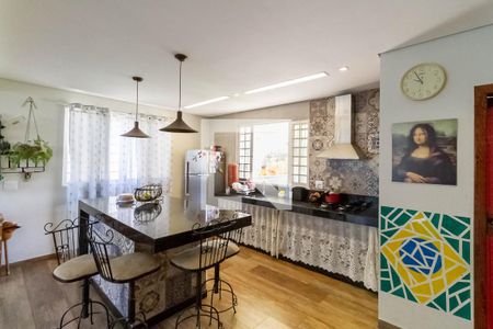 Casa à venda com 274m², 2 quartos e 8 vagasCozinha