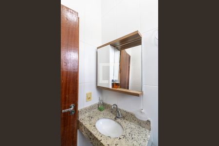 Casa de condomínio para alugar com 56m², 2 quartos e 1 vaga Casa de condomínio para alugar com 56m², 2 quartos e 1 vagaBanheiro do 2° andar