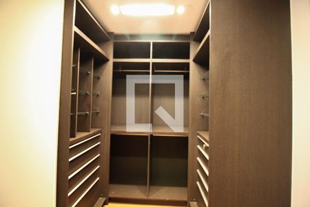 Apartamento à venda com 325m², 3 quartos e 5 vagas Apartamento à venda com 325m², 3 quartos e 5 vagasCloset