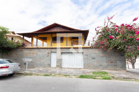 Casa à venda com 360m², 3 quartos e 3 vagasFachada