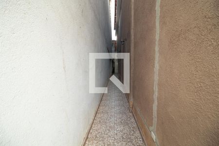 Casa à venda com 300m², 4 quartos e 6 vagasCorredor lateral acesso