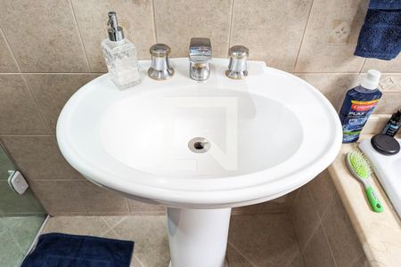 Casa à venda com 347m², 4 quartos e 4 vagasBanheiro da suíte 1