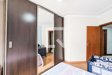 Casa à venda com 347m², 4 quartos e 4 vagasQuarto 2