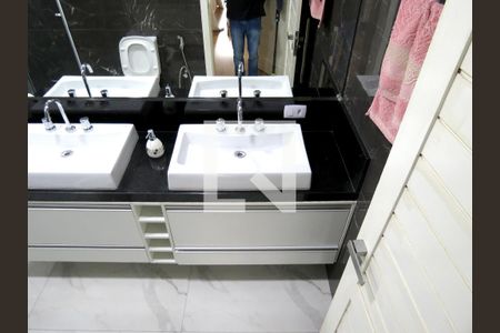 Casa à venda com 280m², 4 quartos e 10 vagasBanheiro Quarto 1 - Pia e Gabinete