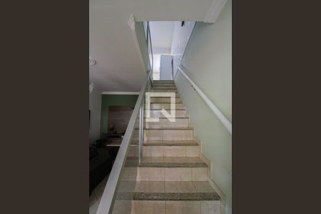 Casa à venda com 180m², 3 quartos e 5 vagasCasa 2 - Escada