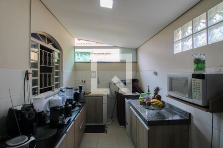Casa à venda com 180m², 3 quartos e 5 vagasCasa 2 - Área de Serviço