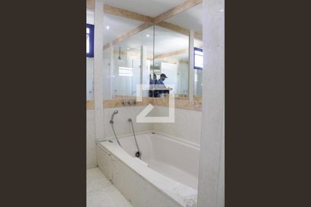 Apartamento à venda com 700m², 6 quartos e 3 vagasBanheiro Quarto 6 suíte