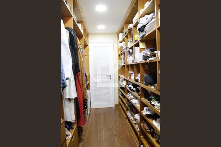 Apartamento à venda com 700m², 6 quartos e 3 vagasCloset Quarto 6 suíte