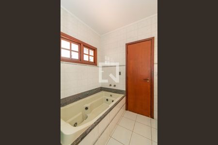 Casa de condomínio à venda com 300m², 4 quartos e 5 vagasBanheiro da Suíte 